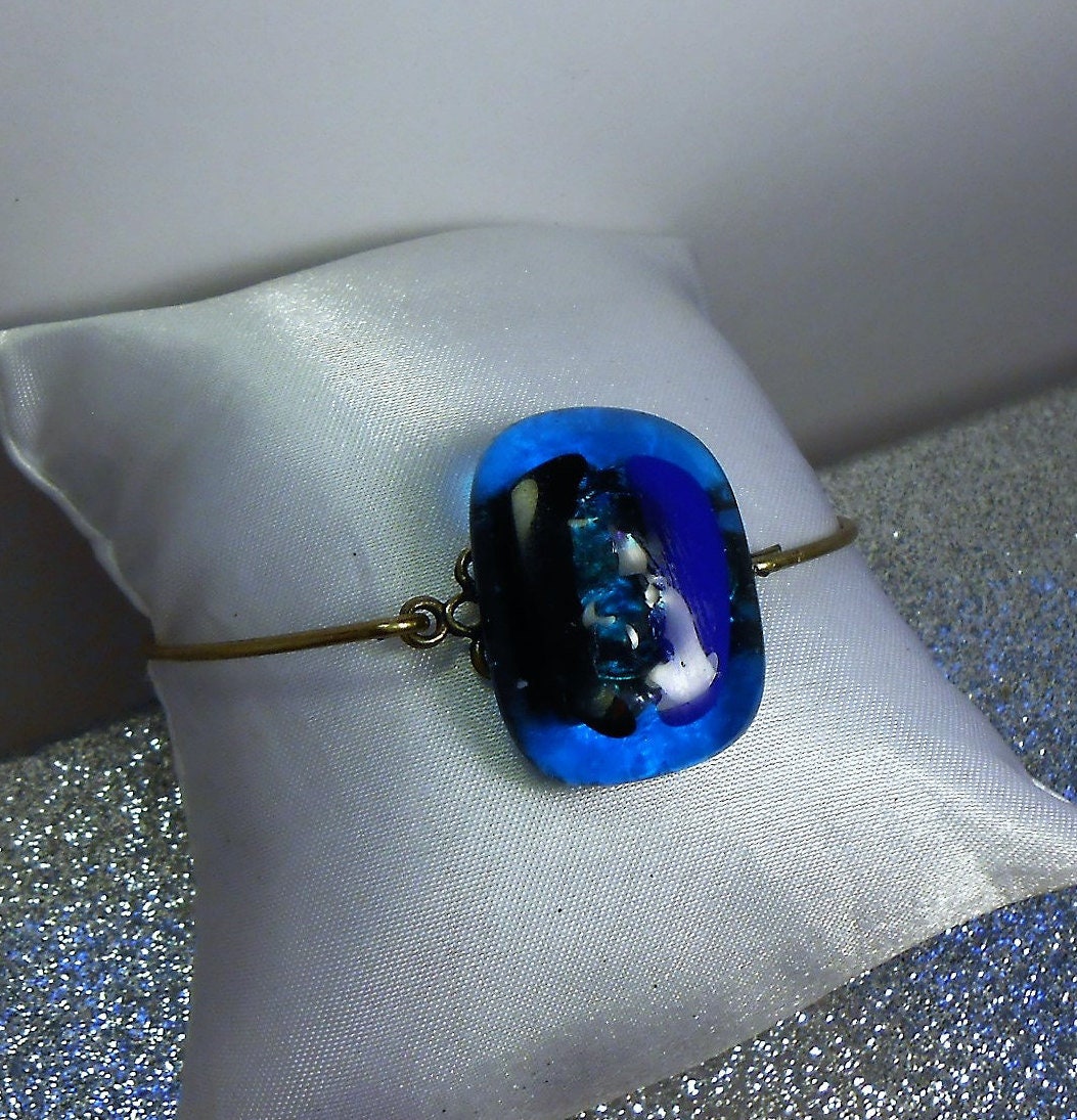 Blaues Und Schwarzes Rechteckiges Armband Aus Geschmolzenem Glas Auf Einem Armreifträger Bronze Im Bohème - Hippie-stil Blaues Und Schwarzes Rechteckiges Armband Aus Geschmolzenem Glas Auf Einem Armreifträger Bronze Im Bohème - Hippie-stil von AecreationFR