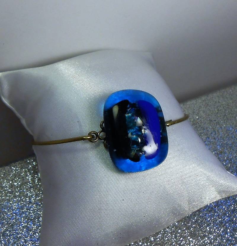 Blaues Und Schwarzes Rechteckiges Armband Aus Geschmolzenem Glas Auf Einem Armreifträger Bronze Im Bohème - Hippie-stil Blaues Und Schwarzes Rechteckiges Armband Aus Geschmolzenem Glas Auf Einem Armreifträger Bronze Im Bohème - Hippie-stil von AecreationFR