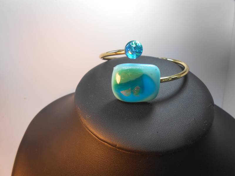 Doppeltes Schmuckarmband, Rechteckig, Türkis, Blau, Grün, Rosa Und Rund, Aus Fusingglas Auf Einem Goldenen Armreifträger Doppeltes Schmuckarmband, Rechteckig, Türkis, Blau, Grün, Rosa Und Rund, Aus Fusingglas Auf Einem Goldenen Armreifträger von AecreationFR