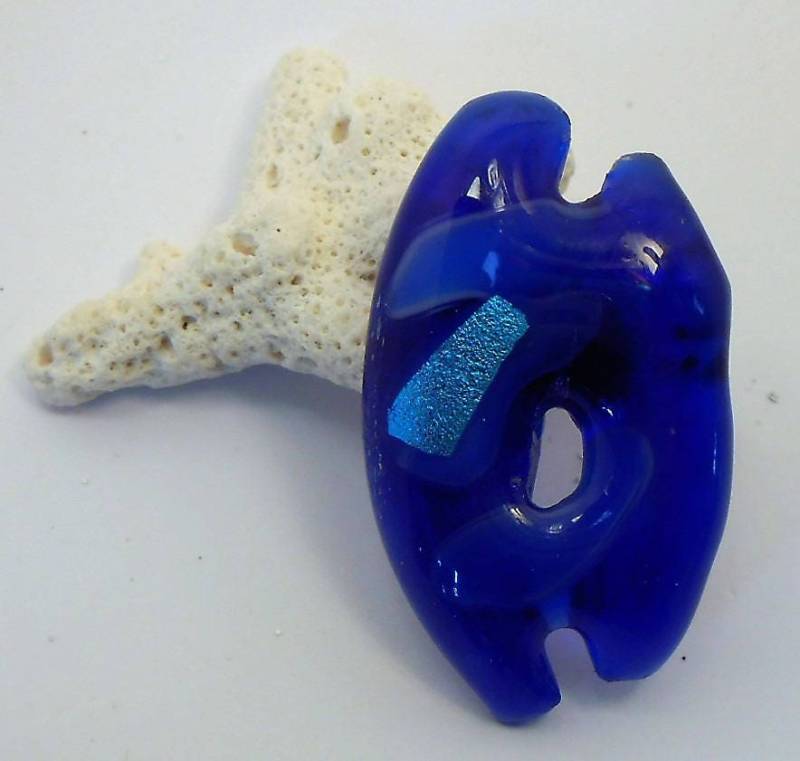 Dunkelblauer Ovaler Ring Aus Geschmolzenem Glas Auf Silbernem Ringständer Dunkelblauer Ovaler Ring Aus Geschmolzenem Glas Auf Silbernem Ringständer von AecreationFR