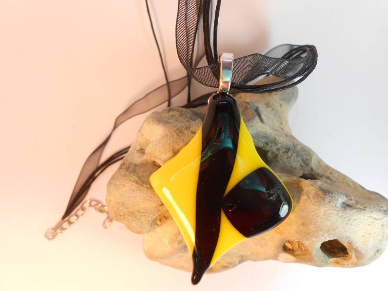 Gelbe Und Schwarze Diamantkette Aus Art-Deco-Fusing-Glas Mit Silberner Öse Kette Baumwolle Schwarzer Organza Gelbe Und Schwarze Diamantkette Aus Art-Deco-Fusing-Glas Mit Silberner Öse Kette Baumwolle Schwarzer Organza von AecreationFR