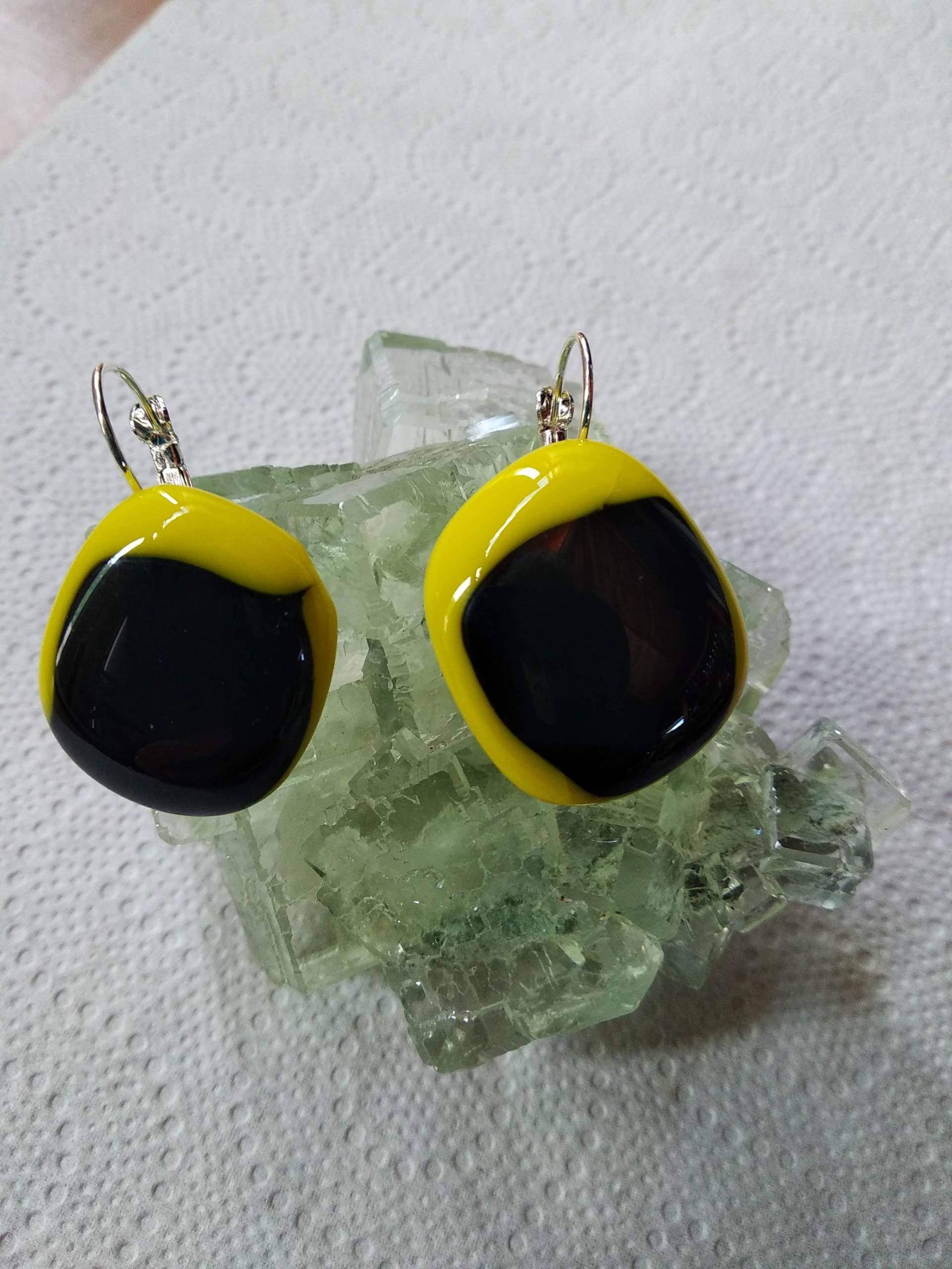 Gelbe Und Schwarze Diamantohrringe Aus Art-Deco-Fusingglas Auf Silberner Schwellenhalterung Gelbe Und Schwarze Diamantohrringe Aus Art-Deco-Fusingglas Auf Silberner Schwellenhalterung von AecreationFR