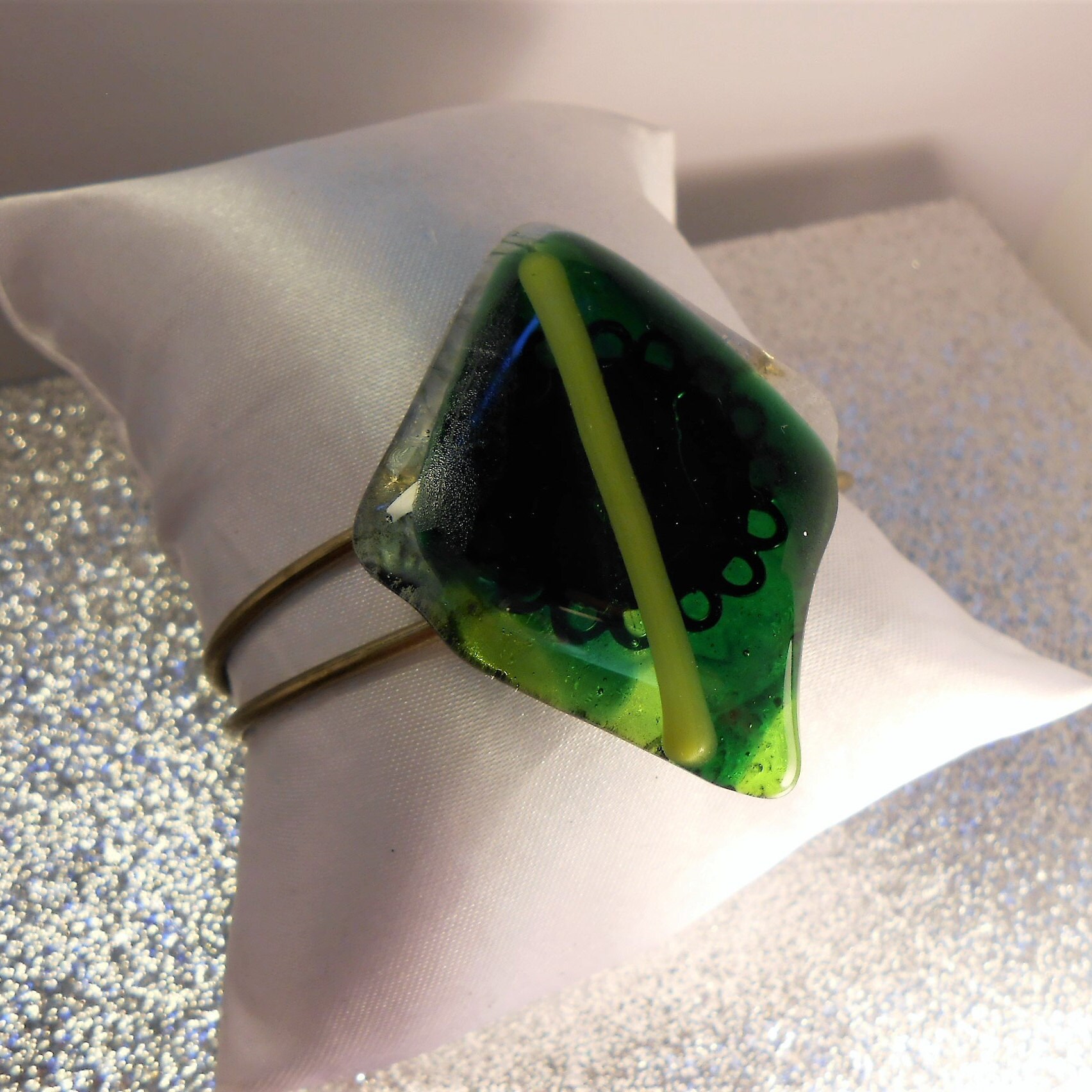 Grün-Transparentes Gelbes Diamantarmband Aus Fusingglas Auf Doppelter Bronzestabhalterung Grün-Transparentes Gelbes Diamantarmband Aus Fusingglas Auf Doppelter Bronzestabhalterung von AecreationFR