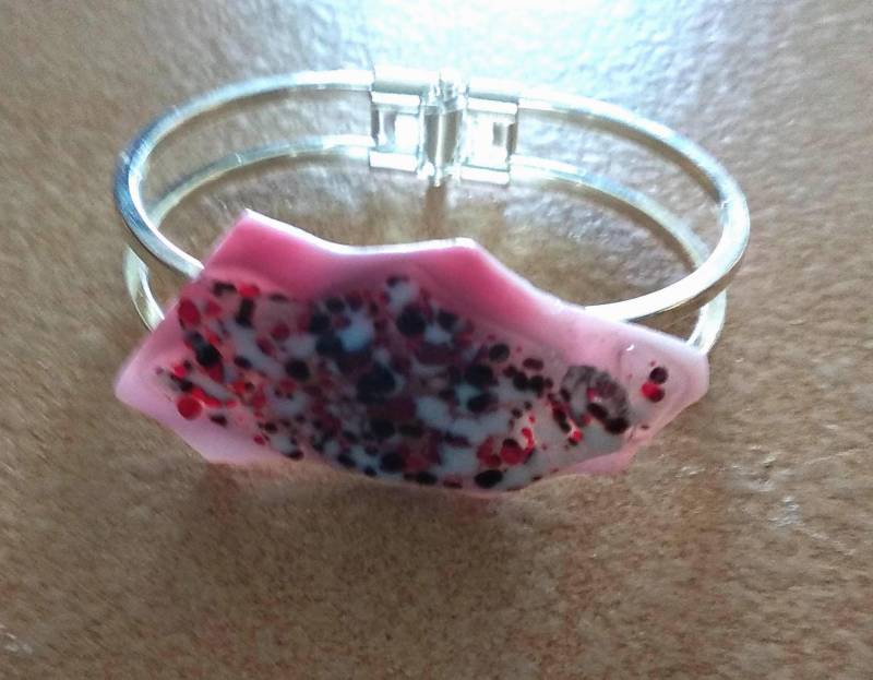 Rosa, Weiß, Schwarz, Rot Sechseckiges Armband Aus Fusingglas Und Silberner Doppelarmreifhalter Rosa, Weiß, Schwarz, Rot Sechseckiges Armband Aus Fusingglas Und Silberner Doppelarmreifhalter von AecreationFR