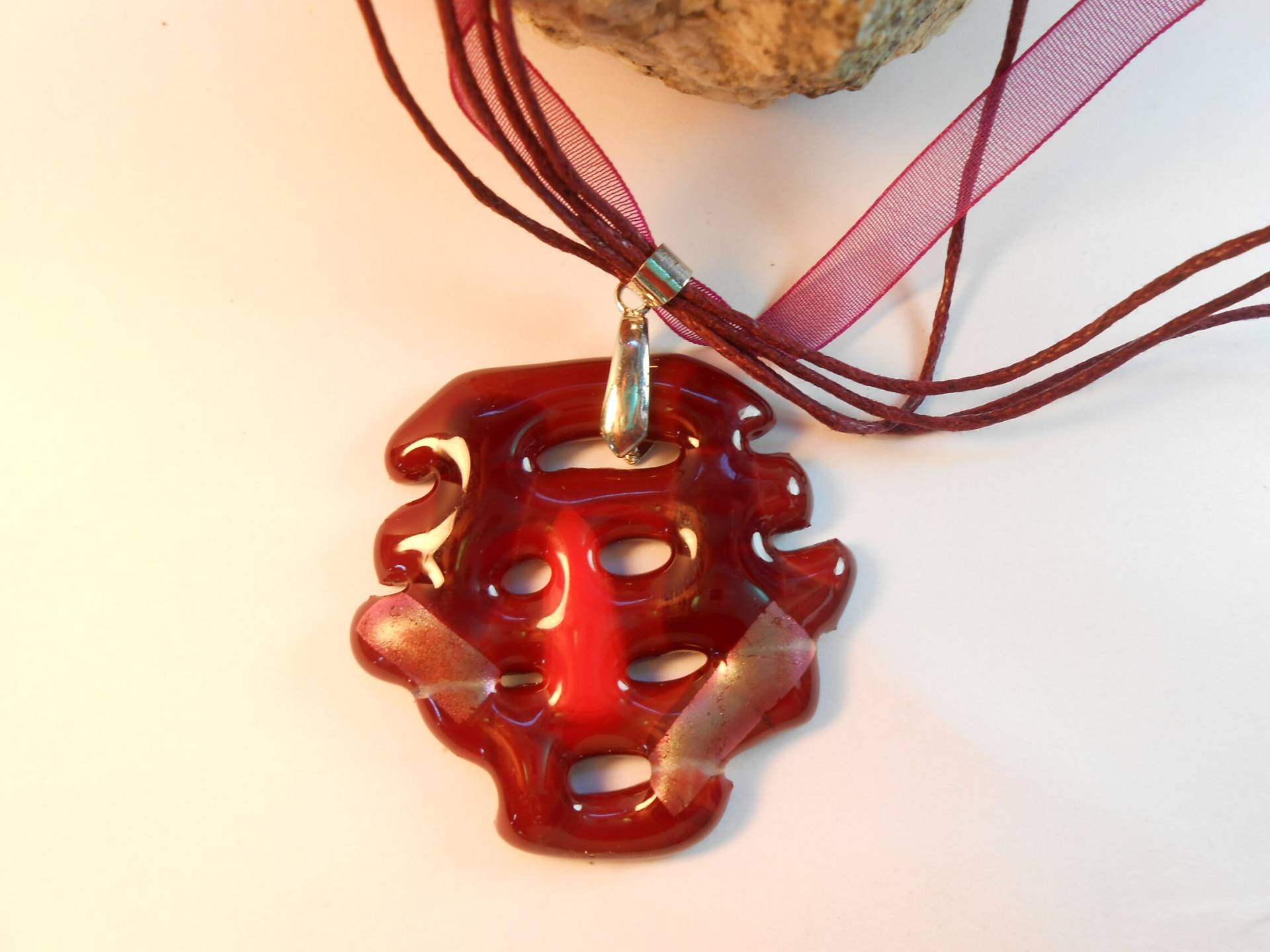 Rote Und Rosa Durchbrochene Ovale Halskette Aus Fusingglas Mit Silberner Öse Rotem Wildlederband Rote Und Rosa Durchbrochene Ovale Halskette Aus Fusingglas Mit Silberner Öse Rotem Wildlederband von AecreationFR