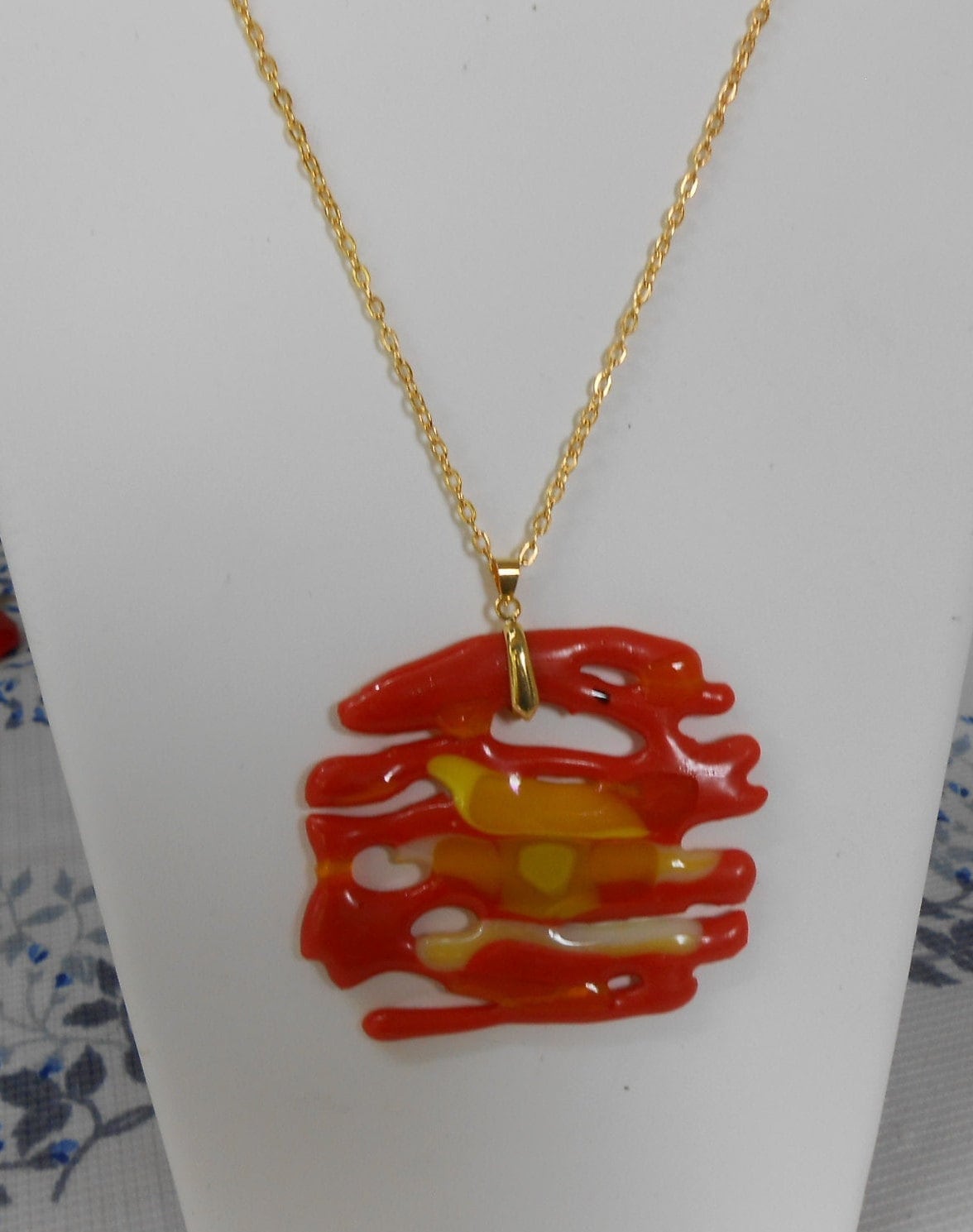 Runde Orange-Gelb-Weiße Halskette Aus Fusing-Glas Mit Goldenem Bügel Und Kettenhalsband Runde Orange-Gelb-Weiße Halskette Aus Fusing-Glas Mit Goldenem Bügel Und Kettenhalsband von AecreationFR