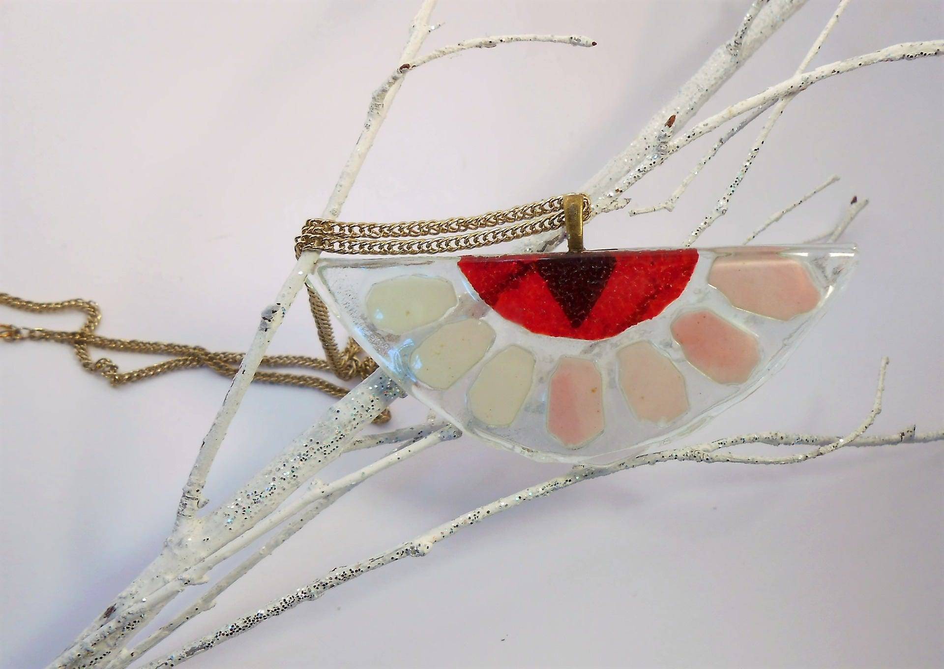 Transparente, Rosa-Rot-Weiße Fächerhalskette Aus Glas, Die Einen Bronzebügel Und Eine Bronzehalskette Verbindet Transparente, Rosa-Rot-Weiße Fächerhalskette Aus Glas, Die Einen Bronzebügel Und Eine Bronzehalskette Verbindet von AecreationFR