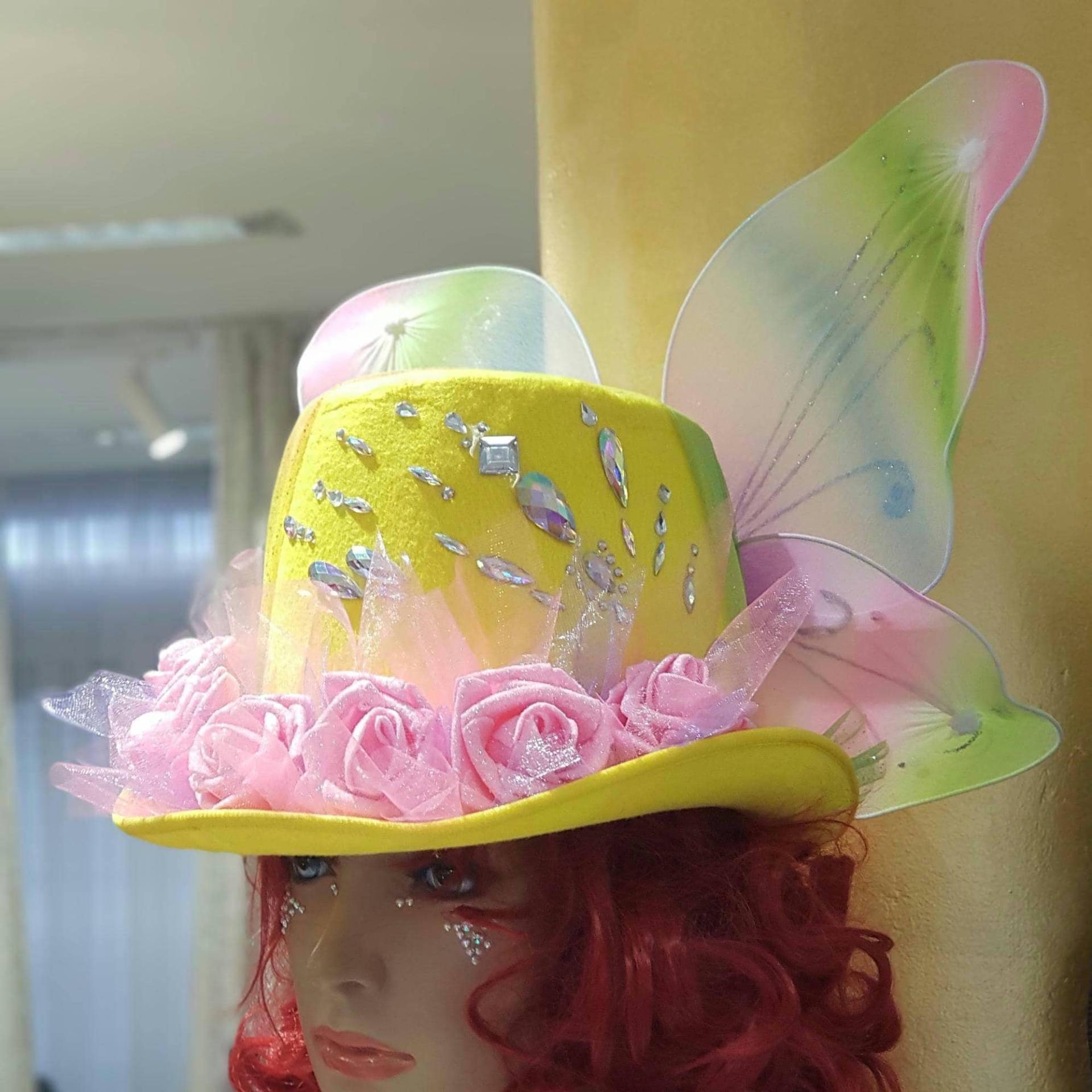 Yellow Top Hat With Flowers & Enchanted Butterfly - Elegant Fantasy Costume Accessory, Perfect For Festivals, Cosplay, Or Special Events von AelitaFashion