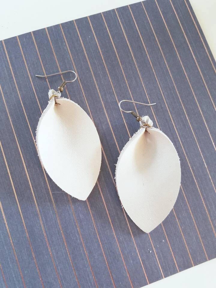 Handgefertigt in Utah - Naturweiße Echtleder Blatt Artisan Ohrringe Medium Mit Hypoallergenen Bronze Haken Handgefertigt in Utah - Naturweiße Echtleder Blatt Artisan Ohrringe Medium Mit Hypoallergenen Bronze Haken von AellaVStyle