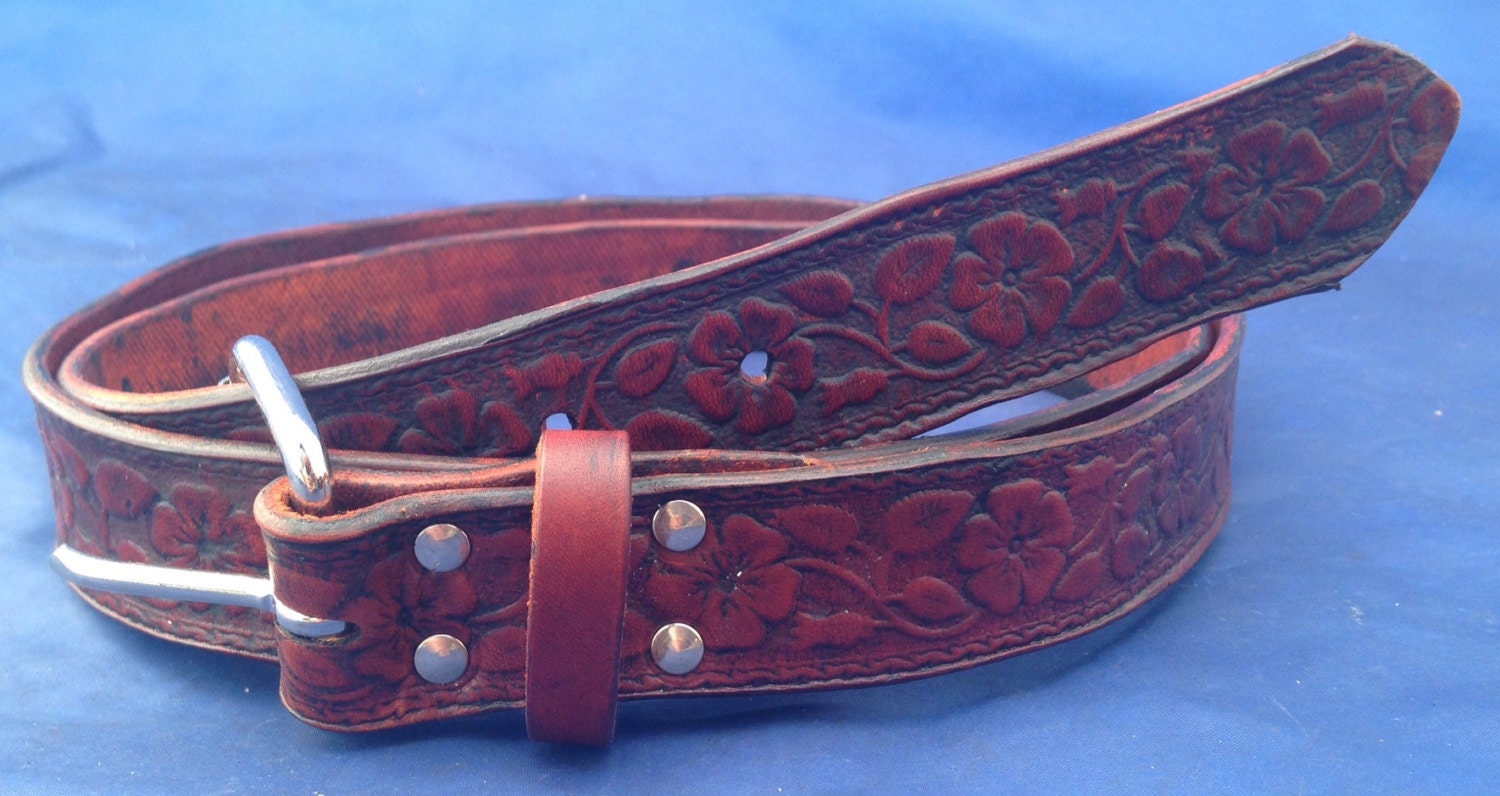Natürliche Veg Tan Flower Geprägte Ledergürtel Handgefertigte Auswahl An Farben Und Schnallen Aus Valentin-Leder von AeonLeather