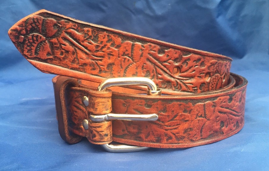 Natürlicher Veg Tan Acorn Geprägter Ledergürtel Handgefertigte Auswahl An Farben Und Schnallen Aus Valentin-Leder von AeonLeather