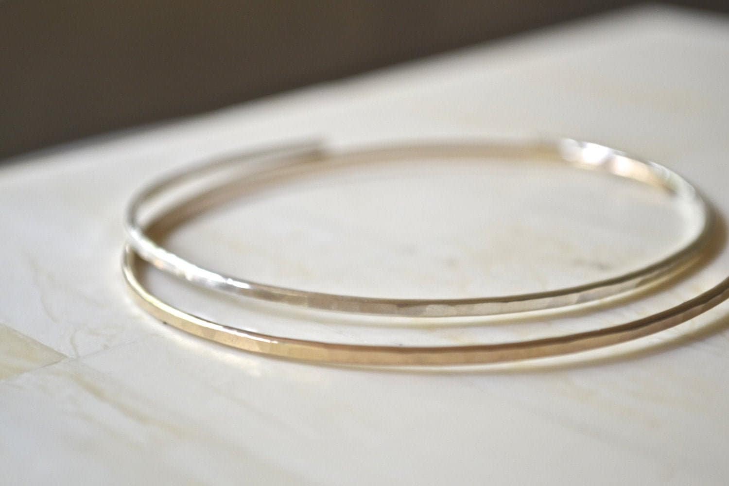 Gehämmert Sterling Silber Armreif Dünnes Gold Filled Armband von AerlumeJewelry