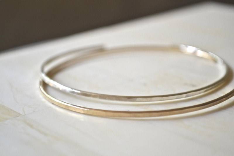 Gehämmert Sterling Silber Armreif Dünnes Gold Filled Armband von AerlumeJewelry