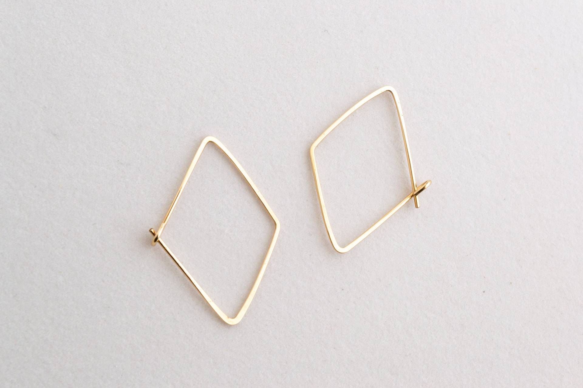 Diamond Shield Creolen 14K Gold Fill Oder Sterling Silber von AerlumeJewelry