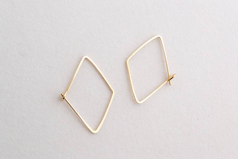 Diamond Shield Creolen 14K Gold Fill Oder Sterling Silber von AerlumeJewelry