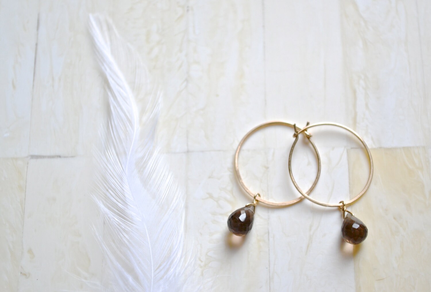 Rauchquarz Gold Creolen Handgehämmerte Edelstein Creolen von AerlumeJewelry