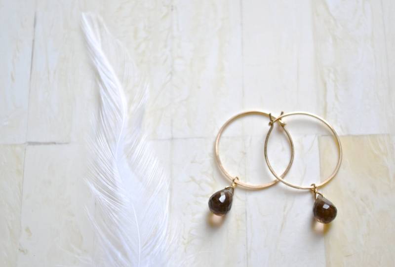 Rauchquarz Gold Creolen Handgehämmerte Edelstein Creolen von AerlumeJewelry