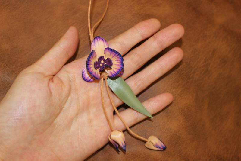 Leder Lila Orchideen Taschenanhänger, Handgemachte Blumen Floral Taschenanhänger Charm Geschenk Leder Lila Orchideen Taschenanhänger, Handgemachte Blumen Floral Taschenanhänger Charm Geschenk von AeroModShop