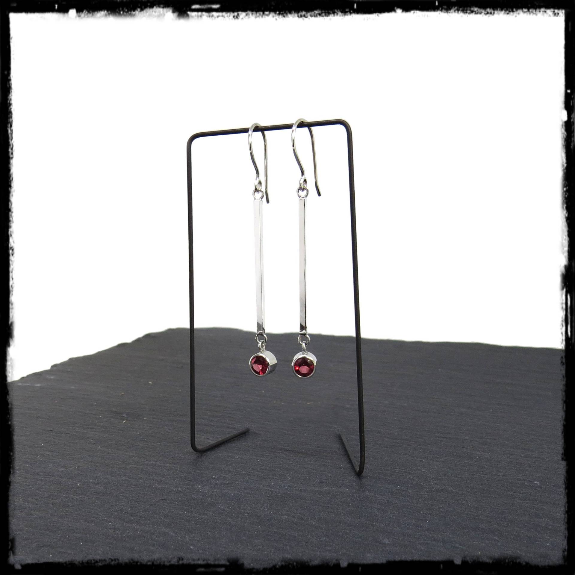 Moderne Lange Und Dünne Ohrringe Aus Massivem Silber Granat - Lange Bar-Ohrringe Moderne Lange Und Dünne Ohrringe Aus Massivem Silber Granat - Lange Bar-Ohrringe von AesLineaJewelry