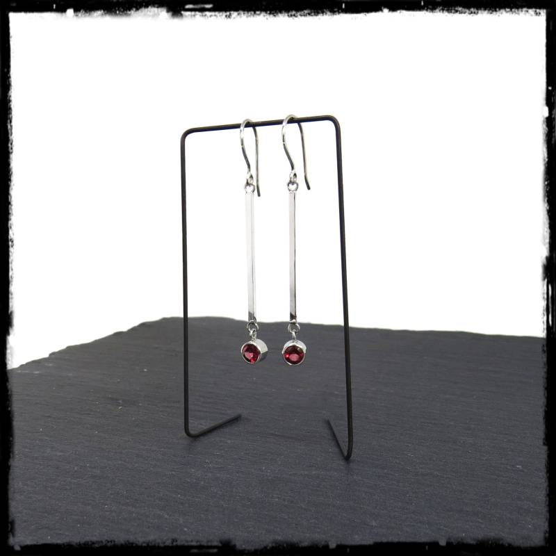 Moderne Lange Und Dünne Ohrringe Aus Massivem Silber Granat - Lange Bar-Ohrringe Moderne Lange Und Dünne Ohrringe Aus Massivem Silber Granat - Lange Bar-Ohrringe von AesLineaJewelry