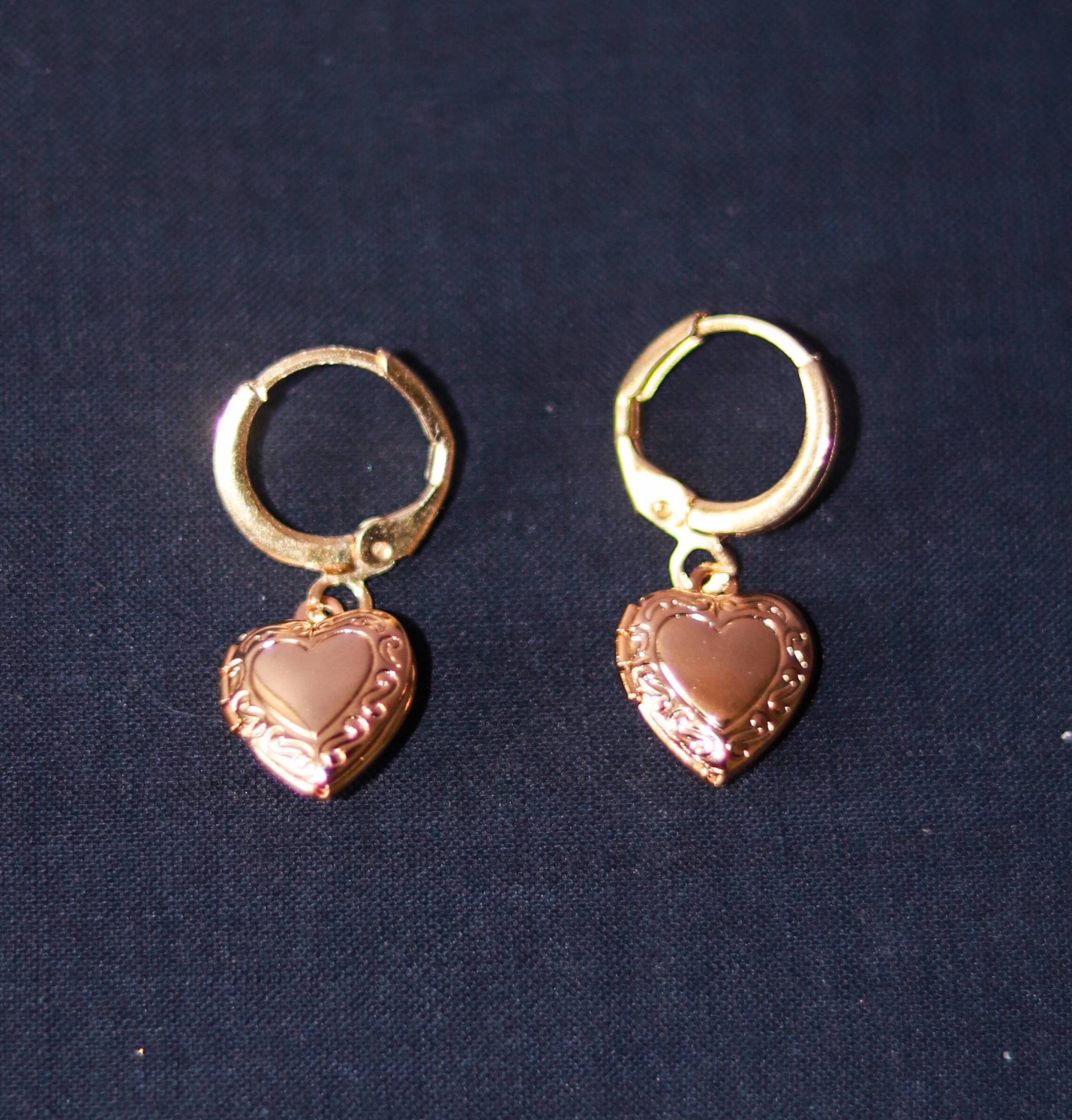 Lovelock Ohrringe 24K Gold Herz Locket Zierliche Huggie Creolen Lovelock Ohrringe 24K Gold Herz Locket Zierliche Huggie Creolen von Aesopia