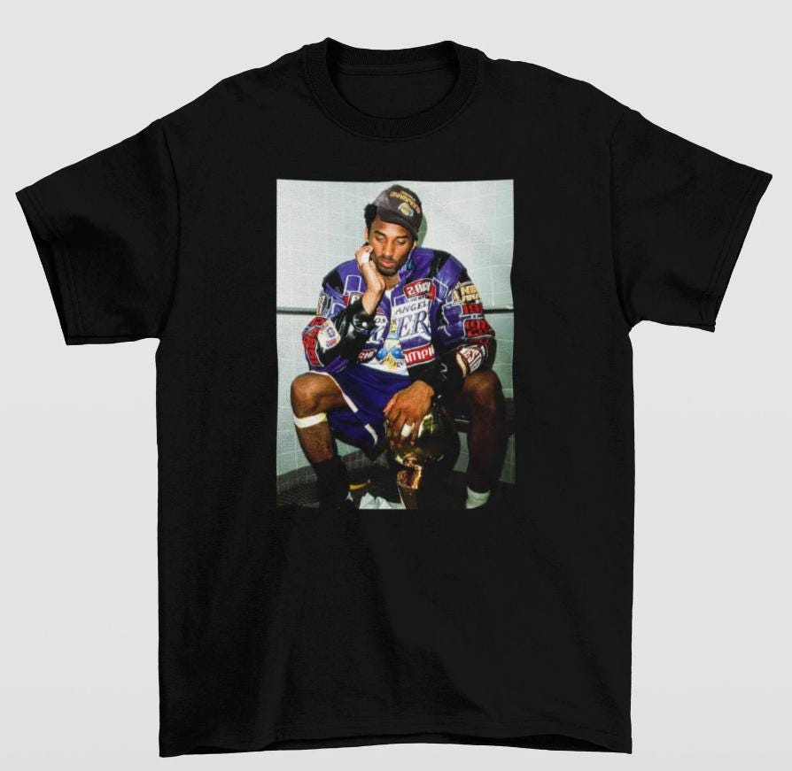 Kobe Bryant T-Shirt Vintage Basketball Finale Meisterschaft La Mamba Retro Kobe Bryant T-Shirt Vintage Basketball Finale Meisterschaft La Mamba Retro von AestheticCloShopDE