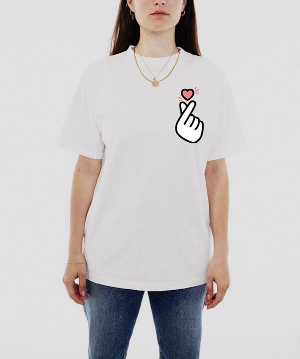 Korean Finger Heart T Shirt - Kpop Kdrama Unisex von AestheticGoodsStudio