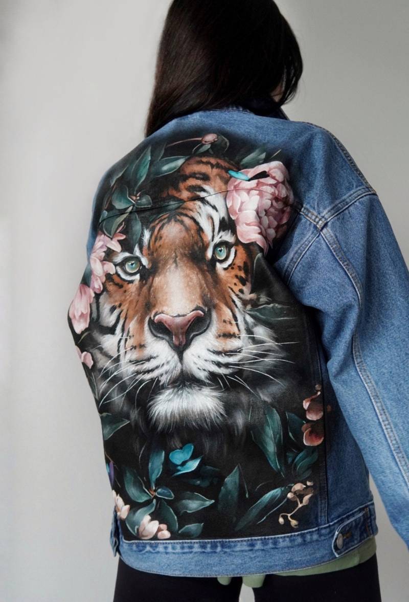 Handbemalte Tiger Jeansjacke Benutzerdefinierte Kunst Jeansjacke von AeternumArtStudio