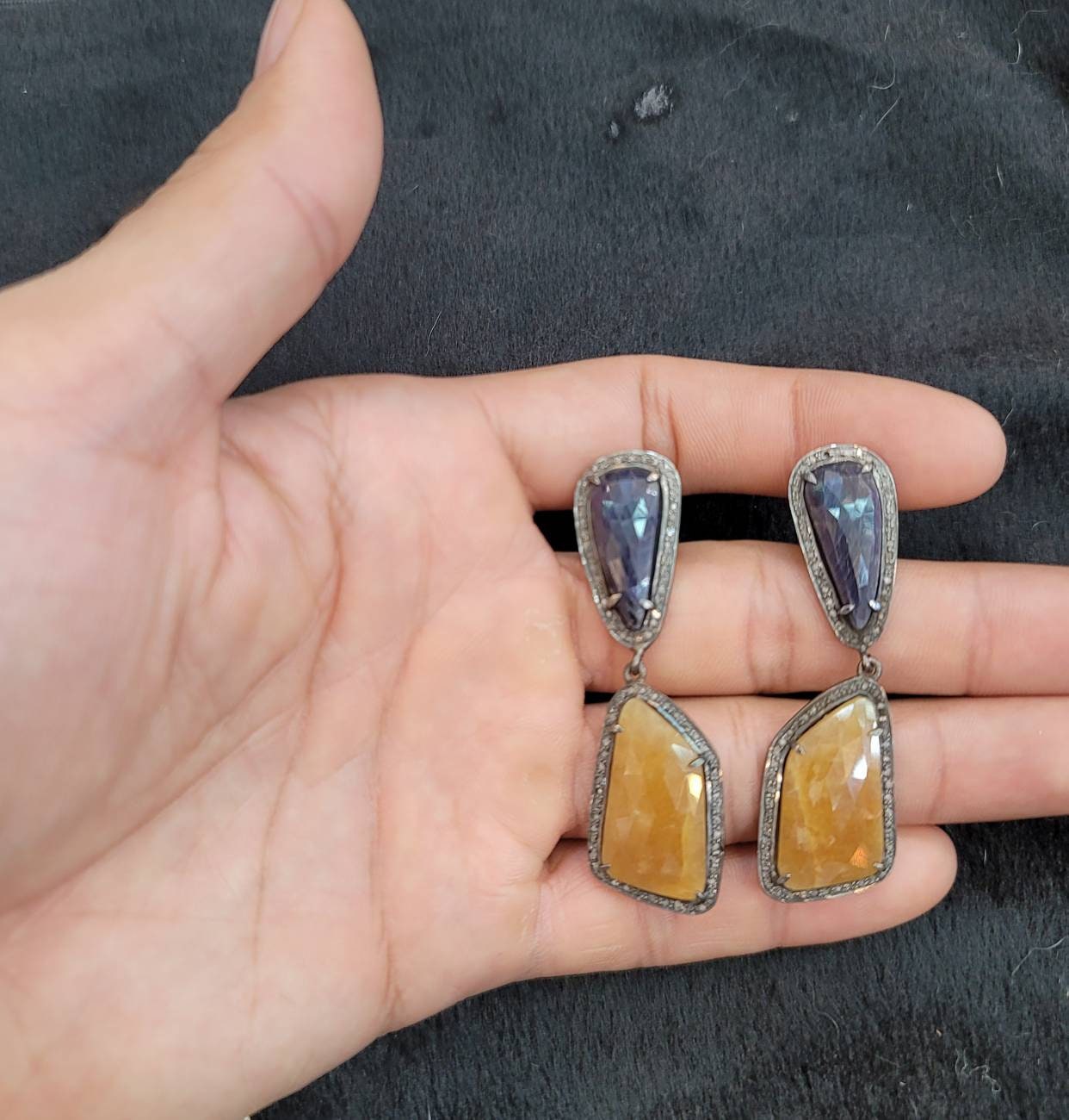 100% Natürliches Zertifikat Gelb Und Blau Saphir Edelstein Und Tinny Daimond Surround Gold Über Silber Ohrringe 100% Natürliches Zertifikat Gelb Und Blau Saphir Edelstein Und Tinny Daimond Surround Gold Über Silber Ohrringe von AfghanJewelryShop