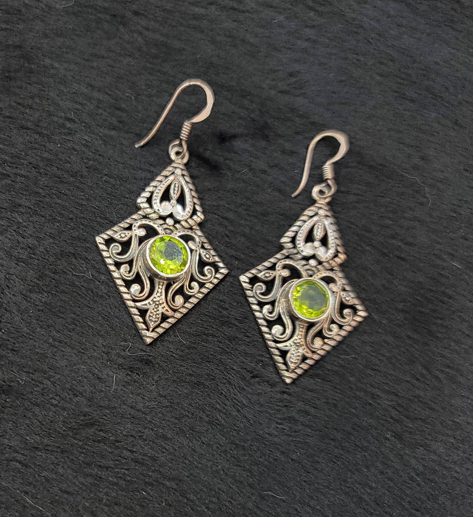 Vintage Schöne Silber Ohrringe Mit Grünem Peridot Edelstein Vintage Schöne Silber Ohrringe Mit Grünem Peridot Edelstein von AfghanJewelryShop