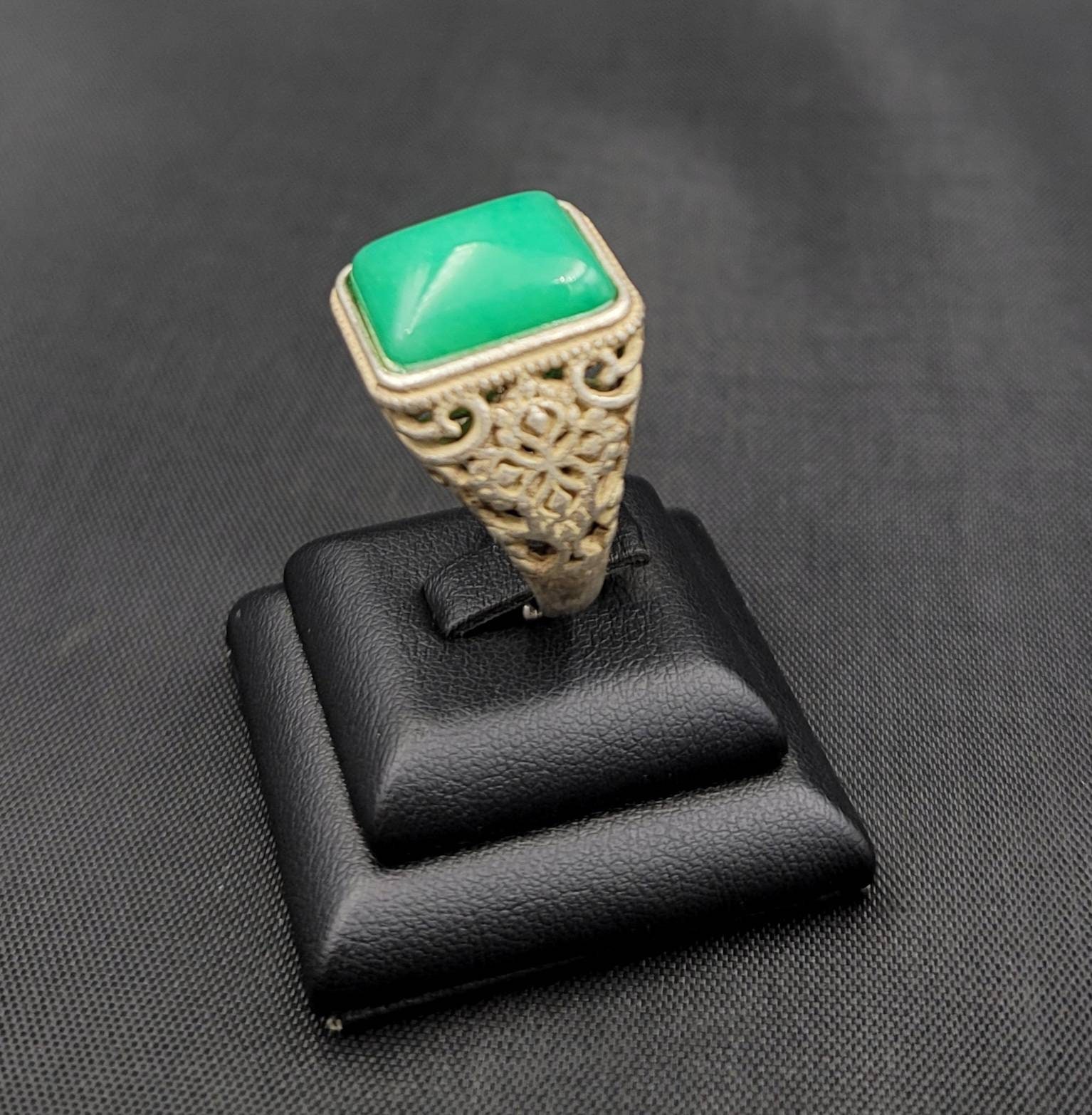 Schöner Natürlicher Grüner Jade Stein Einzigartiger Geschnitzter Vintage Silber Ring Schöner Natürlicher Grüner Jade Stein Einzigartiger Geschnitzter Vintage Silber Ring von AfghanJewelryShop