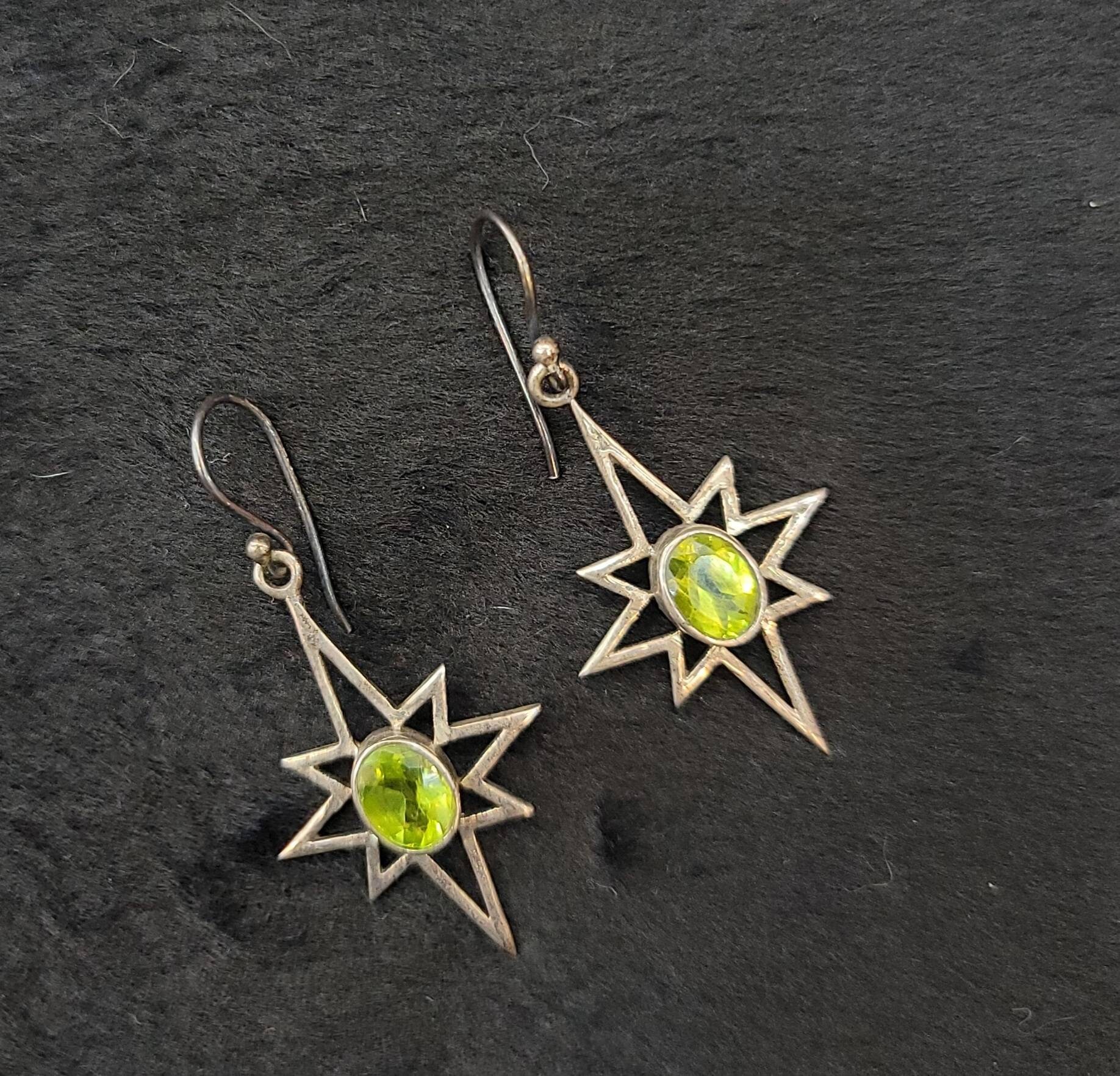 sterling Silber Vintage Schöne Ohrringe Mit Natürlichem Grünen Peridot Edelstein sterling Silber Vintage Schöne Ohrringe Mit Natürlichem Grünen Peridot Edelstein von AfghanJewelryShop