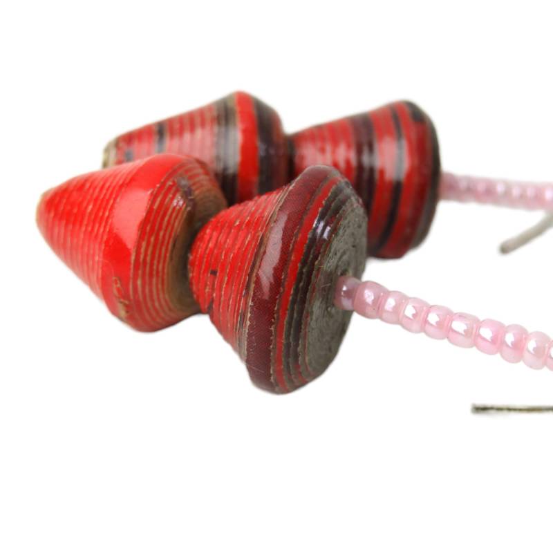 Handgemachte Rote Papierperlen-Ohrringe Upcycled Boho Schmuck von AfriArtisan