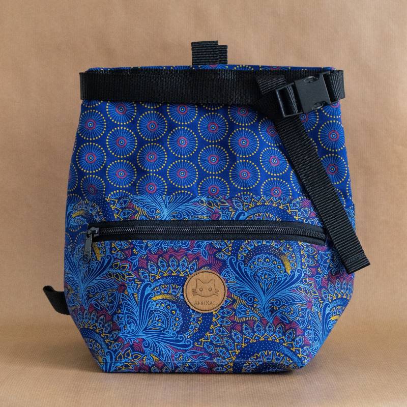 Afrikat Chalk Bucket in Indigo With Buckle, Velcro Seal, Carabiner Loop, + Multiple Pockets For Your Brushes, Tape & Phone Afrikat Chalk Bucket in Indigo With Buckle, Velcro Seal, Carabiner Loop, + Multiple Pockets For Your Brushes, Tape & Phone von AfriKatChalkbags
