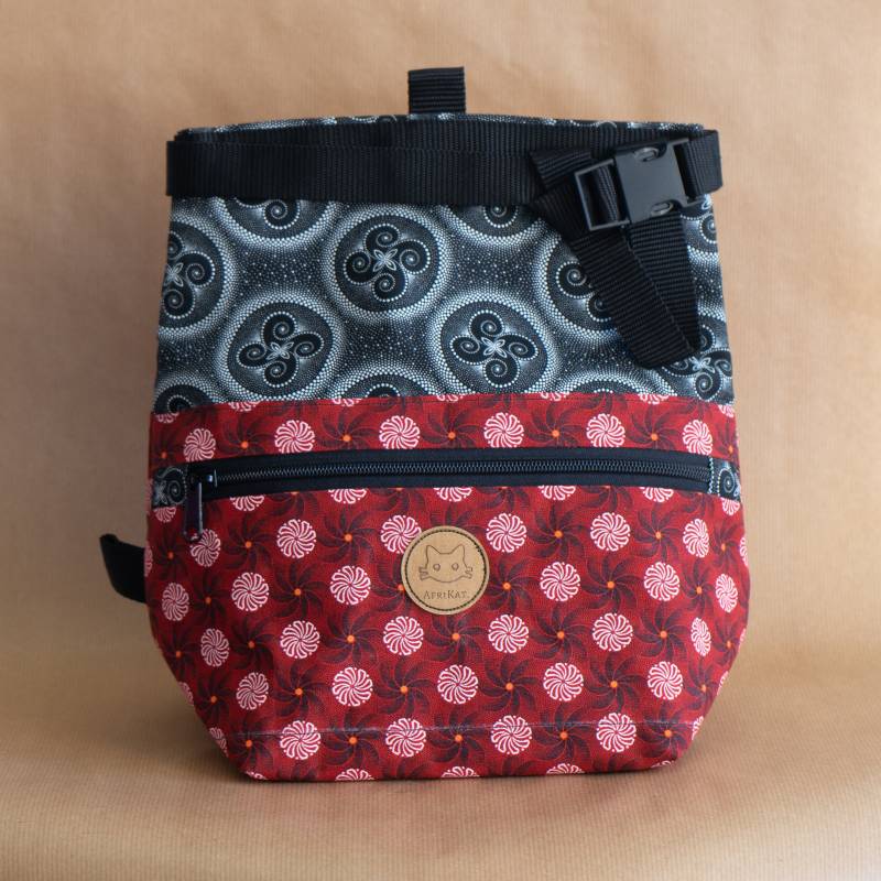 Afrikat Chalk Bucket in Red & Black With Buckle, Velcro Seal, Carabiner Loop, + Multiple Pockets For Your Brushes, Tape & Phone Afrikat Chalk Bucket in Red & Black With Buckle, Velcro Seal, Carabiner Loop, + Multiple Pockets For Your Brushes, Tape & Phone von AfriKatChalkbags