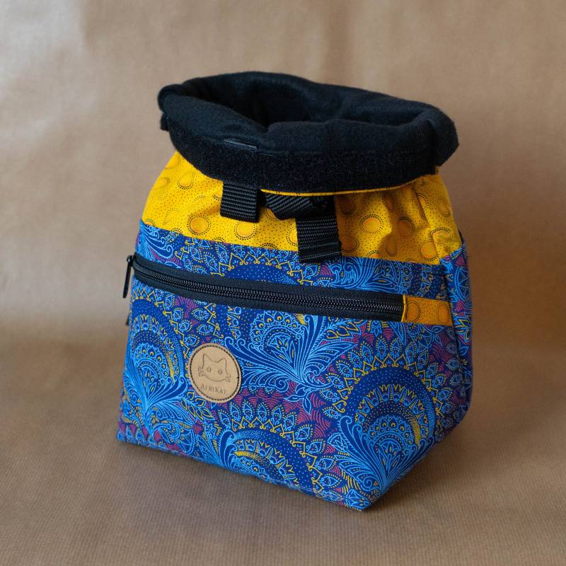 Afrikat Chalk Bucket in Yellow & Indigo With Buckle, Velcro Seal, Carabiner Loop, + Multiple Pockets For Your Brushes, Tape & Phone Afrikat Chalk Bucket in Yellow & Indigo With Buckle, Velcro Seal, Carabiner Loop, + Multiple Pockets For Your Brushes, Tape & Phone von AfriKatChalkbags
