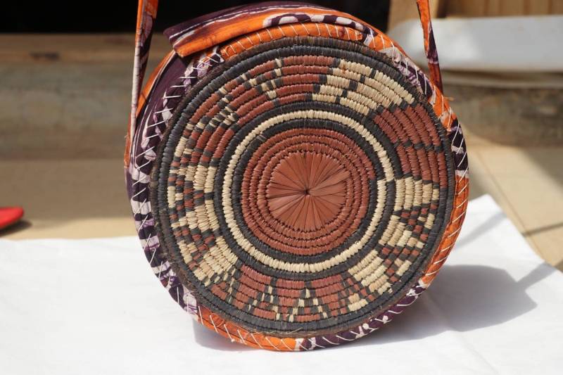Braun Gemusterte Handgewebte Runde Rattantasche Mit Ankara Besatz Braun Gemusterte Handgewebte Runde Rattantasche Mit Ankara Besatz von AfricanHub