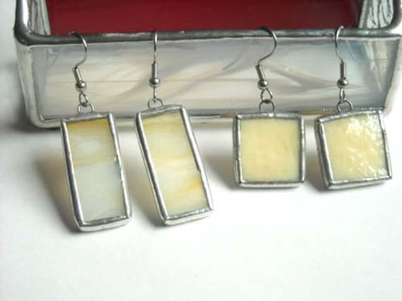 Beige Buntglas Ohrringe, 2 Paar Beige Buntglas Ohrringe, 2 Paar von AfricanSand