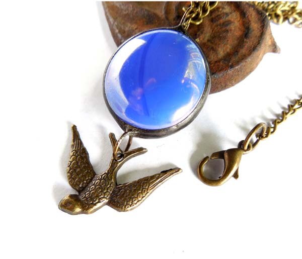 Blaues Glas Edelstein Halskette Mit Sturzflug Schwalbe Blaues Glas Edelstein Halskette Mit Sturzflug Schwalbe von AfricanSand
