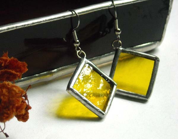 Gelbe Diamantförmige Glasohrringe Gelbe Diamantförmige Glasohrringe von AfricanSand