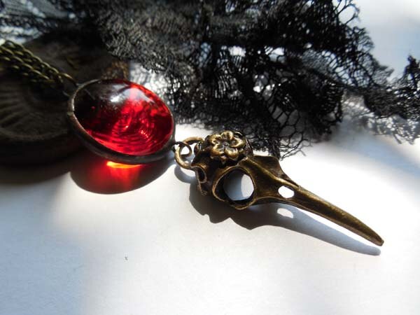 Glas Juwel Halskette Mit Vogel Schädel Anhänger Glas Juwel Halskette Mit Vogel Schädel Anhänger von AfricanSand