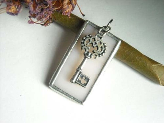 Hellbeige Gefärbt Glas Anhänger Mit Schlüssel von AfricanSand