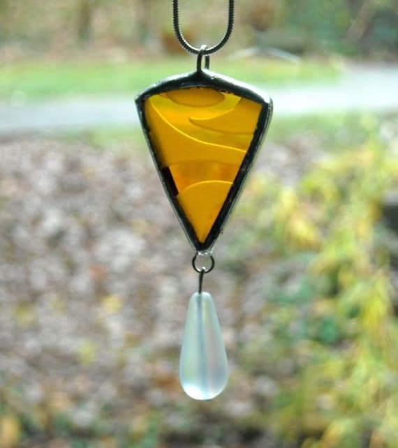 Upcycled Gold Glasmalerei-Anhänger Mit Einer Glastropfenperle #6 Upcycled Gold Glasmalerei-Anhänger Mit Einer Glastropfenperle #6 von AfricanSand