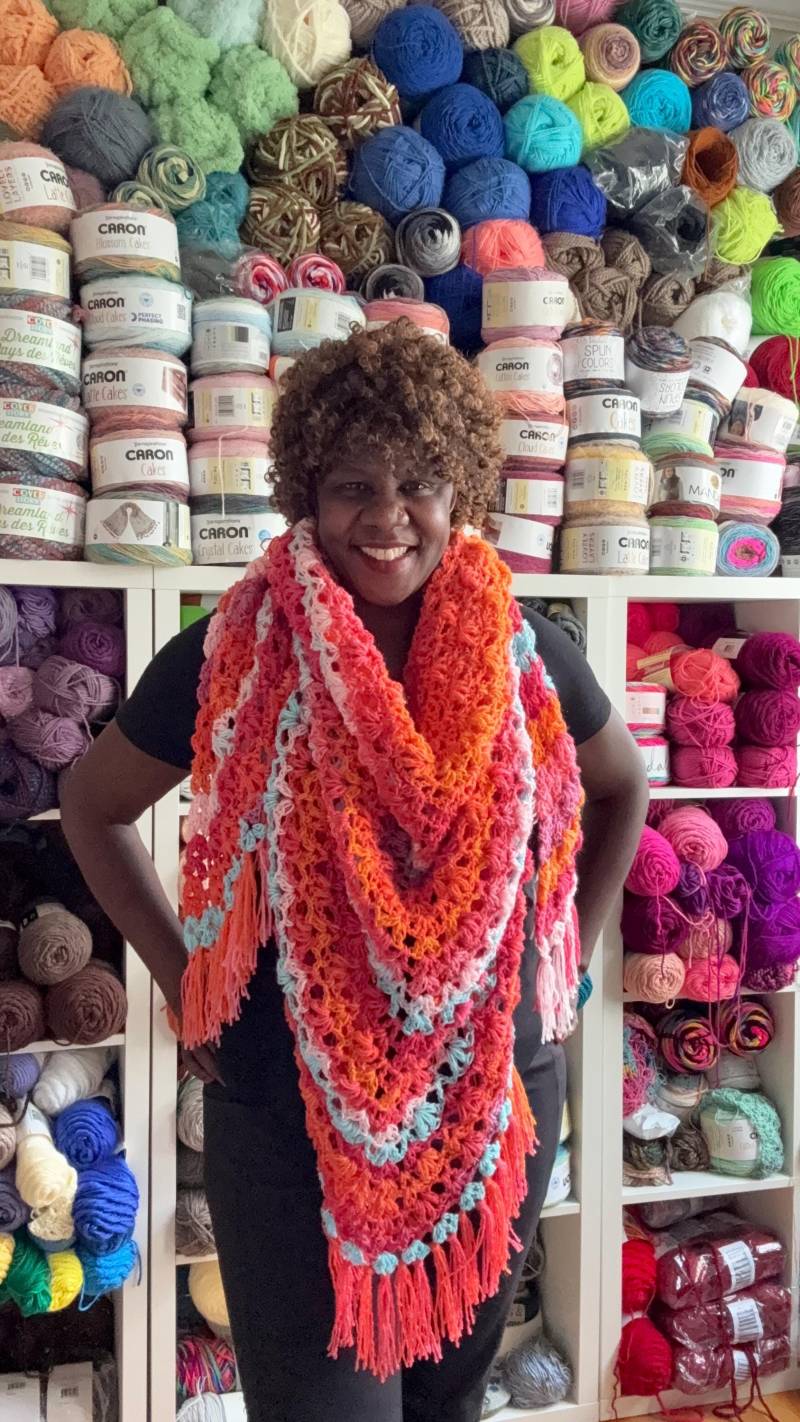 Handgefertigte Häkelarbeit Gebetsschal Mit Fransen | Weiches Tuch Trost Geschenk Für Frauen Heilendes von Africancrab