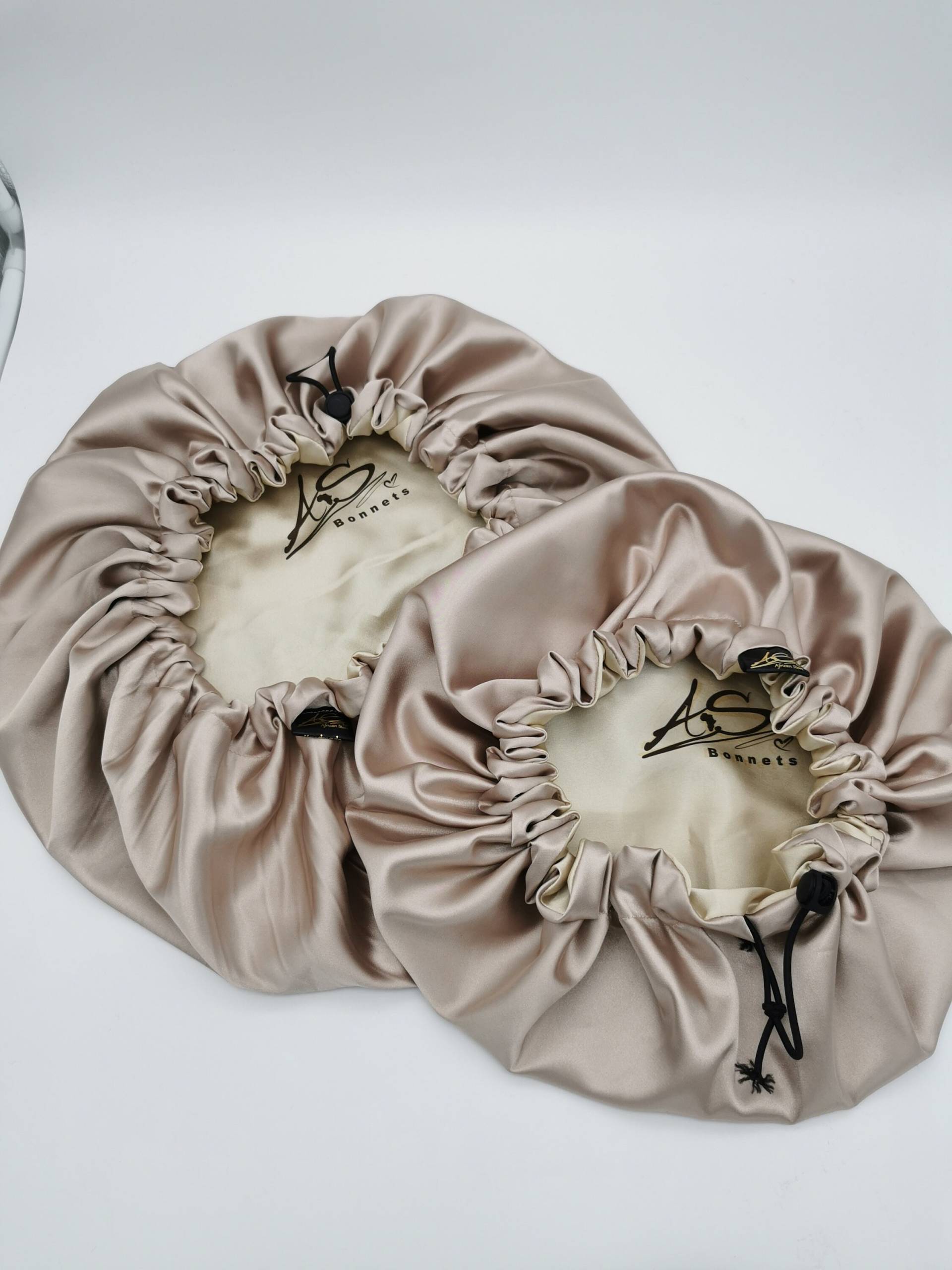 Mutter Tochter Schlafhaube Satin Beige Taupe Nacht Locken Haarhaube Vielseitig Bonnet Frauen Geschenk Für Sie Verstellbare Schlaf Käppi Mutter Tochter Schlafhaube Satin Beige Taupe Nacht Locken Haarhaube Vielseitig Bonnet Frauen Geschenk Für Sie Verstellbare Schlaf Käppi von AfricanstoreDE