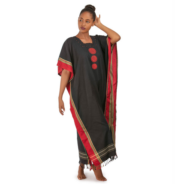 Africulture Afrikanischer Kikoy Kaftan mit handgesticktem Perlenmuster und Stickverzierung von Africulture