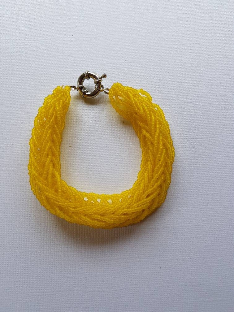 Handgemachte Gelbe Glasperlen Armband Geflochtenes Mehrsträngiges Design Handgemachte Gelbe Glasperlen Armband Geflochtenes Mehrsträngiges Design von Afriqueonline