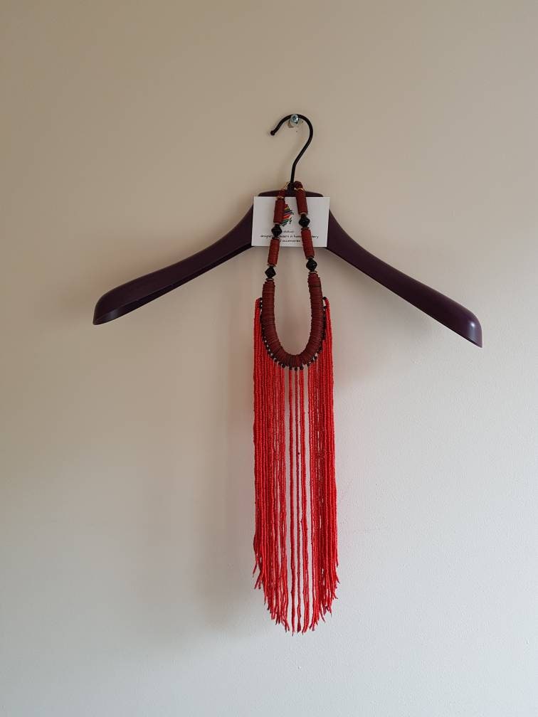 Handgemachte Rote Quaste Statement Halskette Handgemachte Rote Quaste Statement Halskette von Afriqueonline