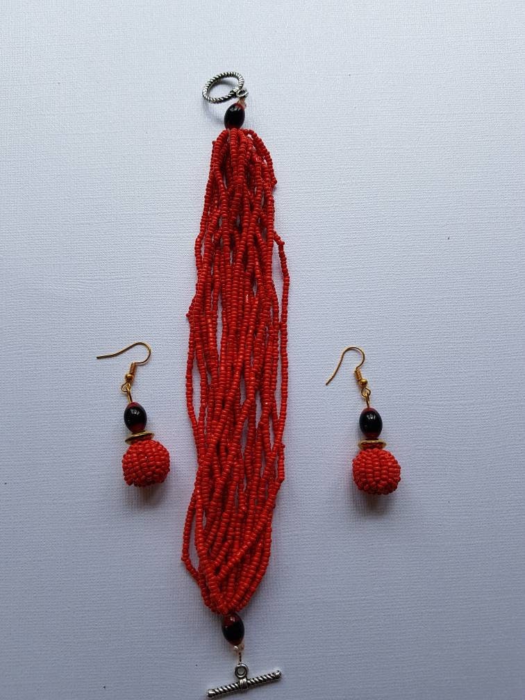 Mini Perlenarmband Mit Quasten Und Passenden Ohrringen Mini Perlenarmband Mit Quasten Und Passenden Ohrringen von Afriqueonline