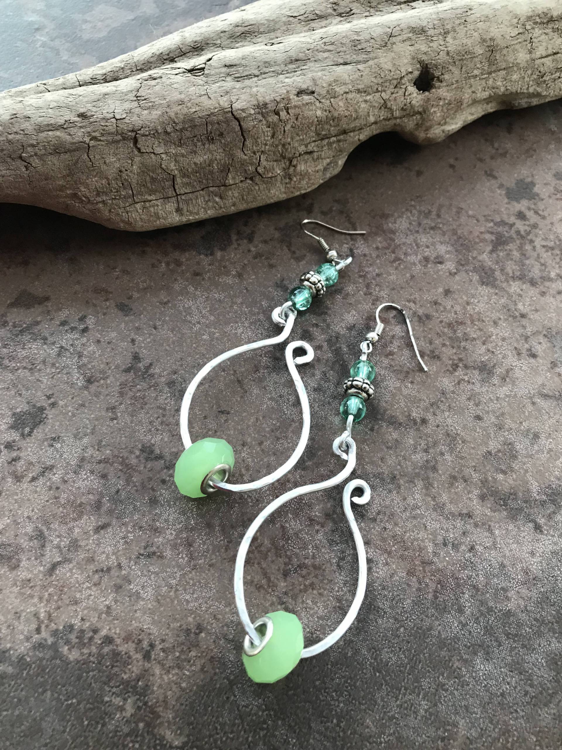 Handgeschmiedete Draht-Creolen Grüne Pandora-Perlen, Boho Anhänger Handgeschmiedete Draht-Creolen Grüne Pandora-Perlen, Boho Anhänger von Afrocentricme